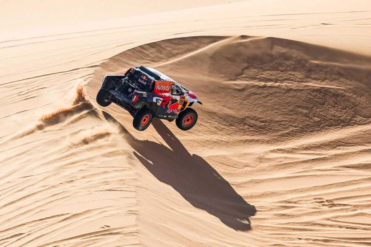 Dakar 2026. T9. Gran caos, ma anche un interessante... nulla di fatto. Sanders, KTM, e Roma, Ford, al comando