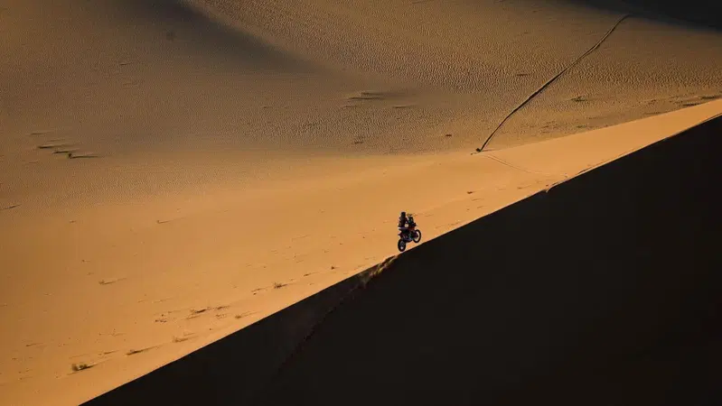 Dakar 2026. T9. Gran caos, ma anche un interessante... nulla di fatto. Sanders, KTM, e Roma, Ford, al comando