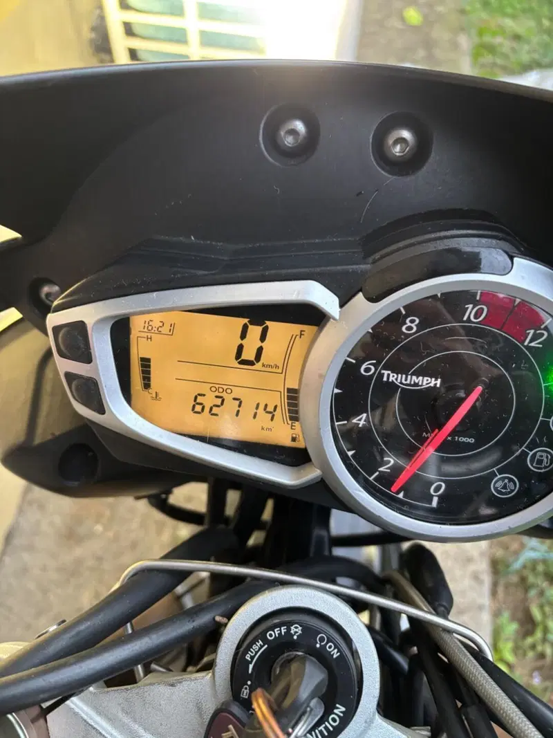 Triumph Speed Triple 1050 (2011 - 13) (5)