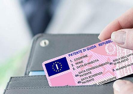 Patente B 2026: dal primo gennaio obbligatorie 8 ore di pratica, Moto Escluse