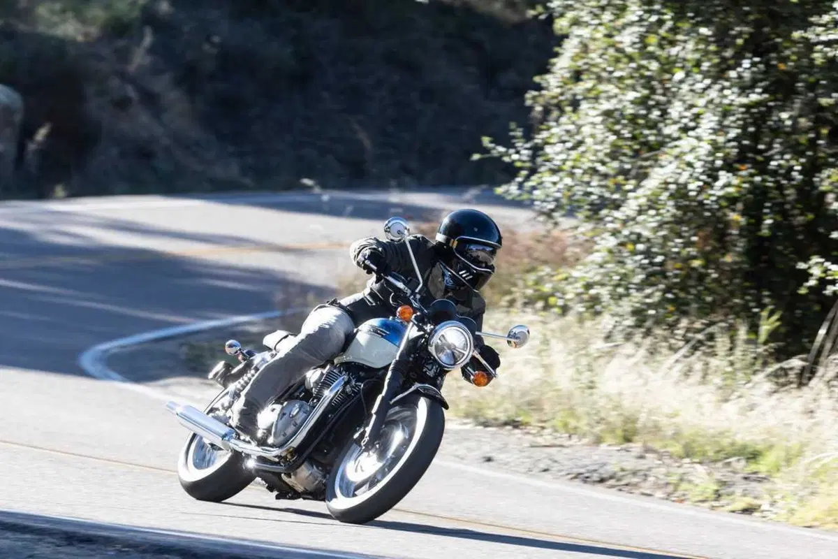 La Bonneville per chi inizia e quella per chi è arrivato: Triumph T100 e T120 my2026, TEST a confronto