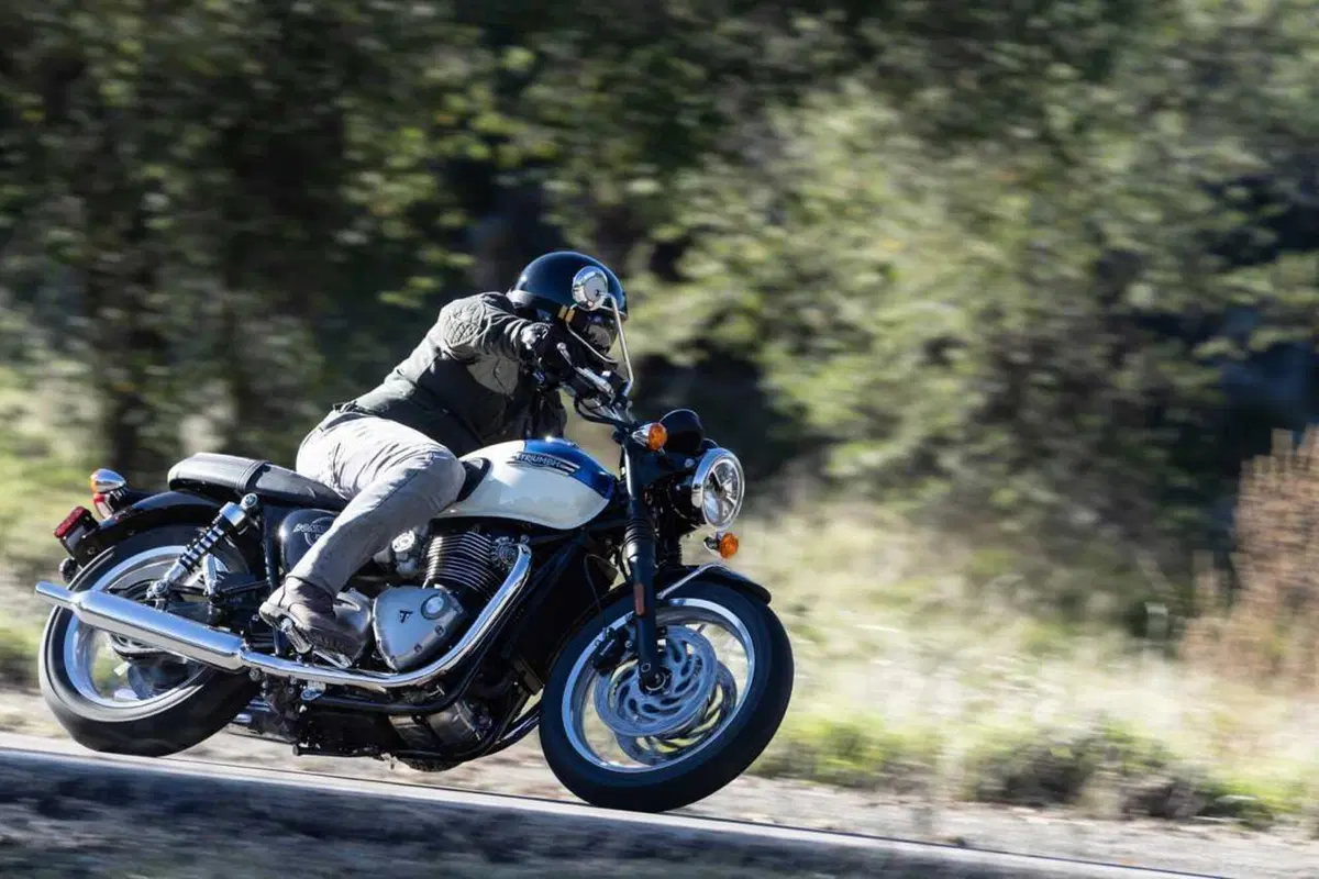 La Bonneville per chi inizia e quella per chi è arrivato: Triumph T100 e T120 my2026, TEST a confronto (2)