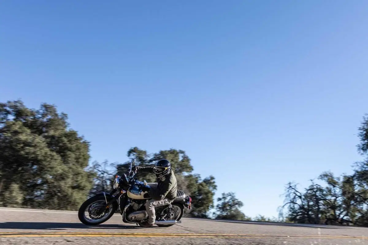 La Bonneville per chi inizia e quella per chi è arrivato: Triumph T100 e T120 my2026, TEST a confronto (4)