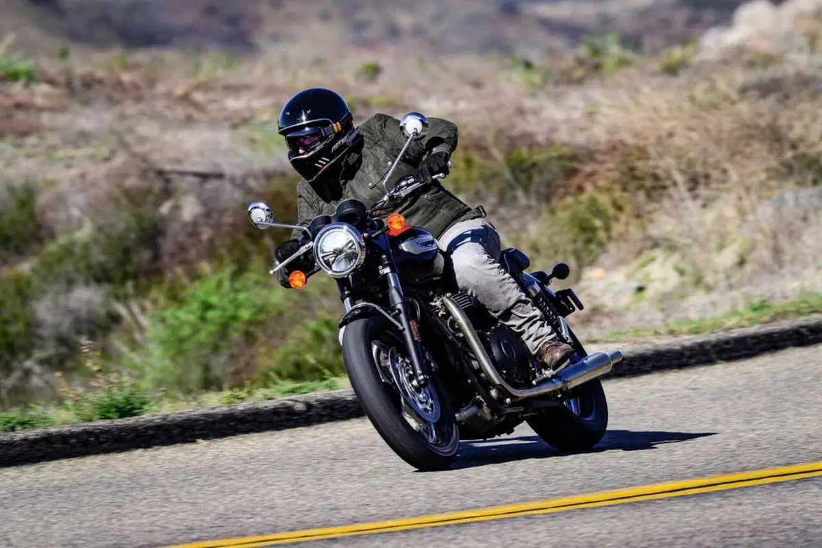 La Bonneville per chi inizia e quella per chi è arrivato: Triumph T100 e T120 my2026, TEST a confronto (7)