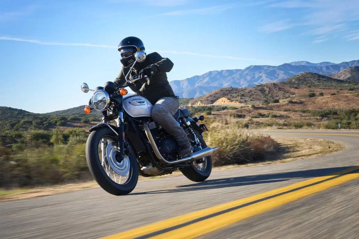 La Bonneville per chi inizia e quella per chi è arrivato: Triumph T100 e T120 my2026, TEST a confronto (8)