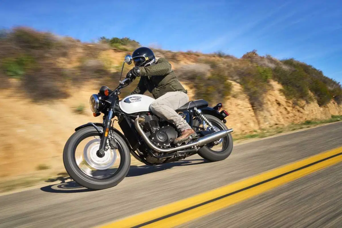 La Bonneville per chi inizia e quella per chi è arrivato: Triumph T100 e T120 my2026, TEST a confronto (10)