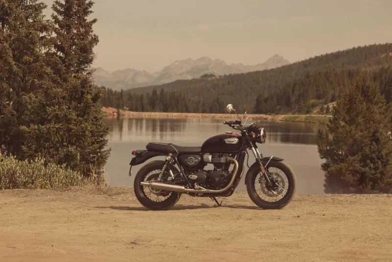 La Triumph Bonneville T100 my2026 nella colorazione Jet Black/Diablo Red