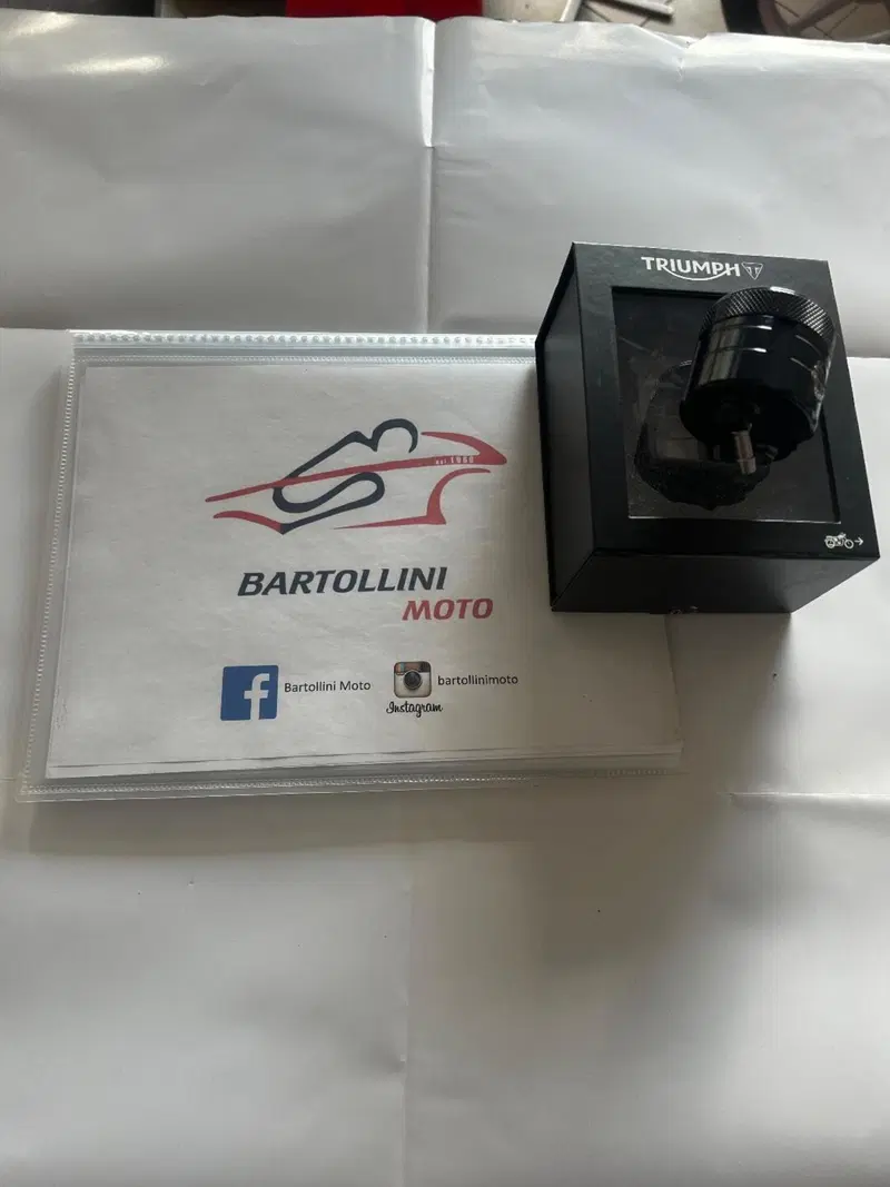 Vaschetta per liquido freno anteriore Triumph (2)