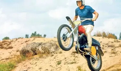 R&eacute;tromobile rende omaggio a Steve McQueen: una mostra immersiva celebra il King of Cool