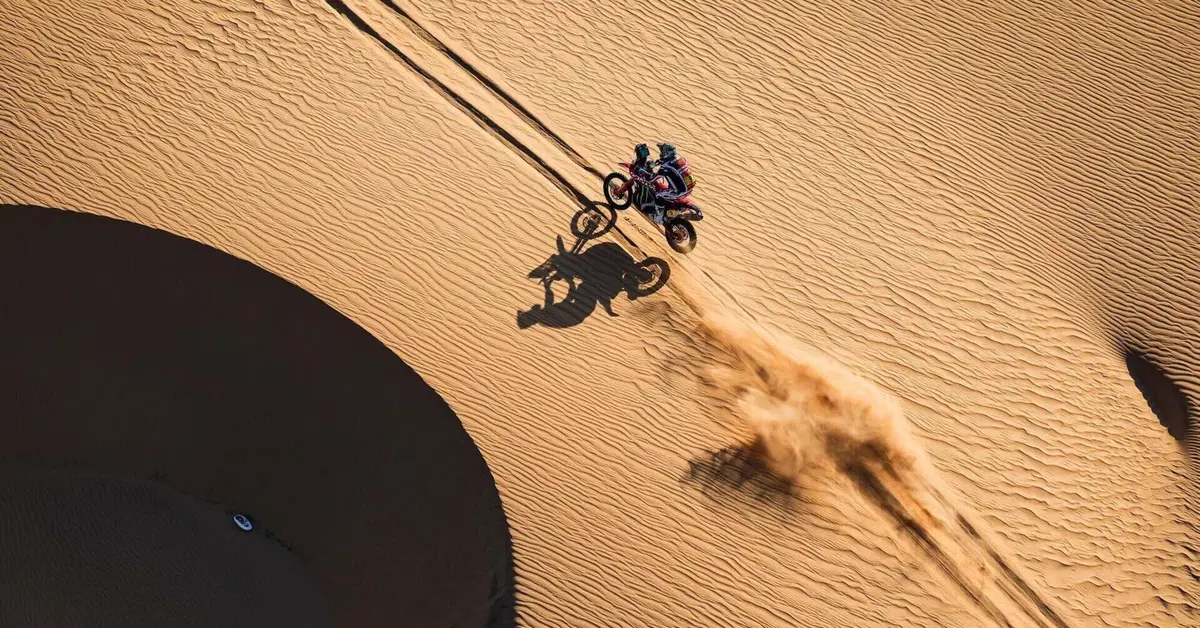Dakar 2026. T10. Moto, incidente a Sanders, ora &egrave; Brabec VS Benavides. Auto, trappola di navigazione, Al Attiyah sottoscrive