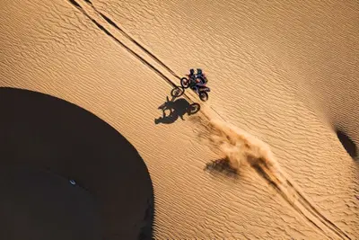 Dakar 2026. T10. Moto, incidente a Sanders, ora &egrave; Brabec VS Benavides. Auto, trappola di navigazione, Al Attiyah sottoscrive
