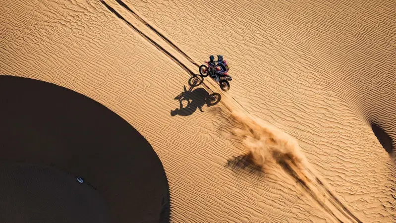 Dakar 2026. T10. Moto, incidente a Sanders, ora &egrave; Brabec VS Benavides. Auto, trappola di navigazione, Al Attiyah sottoscrive
