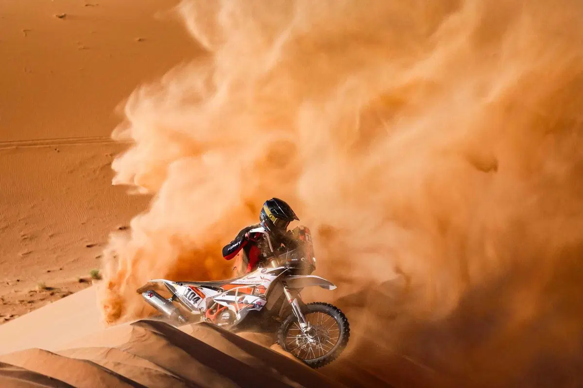 Dakar 2026. T10. Moto, incidente a Sanders, ora è Brabec VS Benavides. Auto, trappola di navigazione, Al Attiyah sottoscrive
