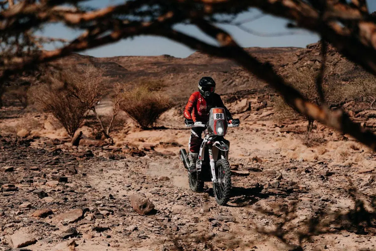 Dakar 2026. T10. Moto, incidente a Sanders, ora è Brabec VS Benavides. Auto, trappola di navigazione, Al Attiyah sottoscrive (20)