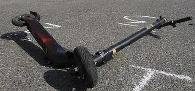 Scontro tra auto e monopattino