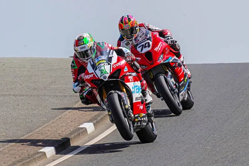 NW 200 2024. Irwin inseguito da Todd. Photo Rod Neill/Peacemaker press