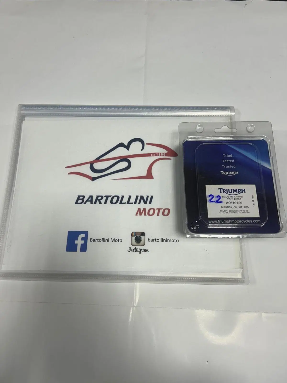 Kit tappo olio in ergal rosso per Triumph (2)