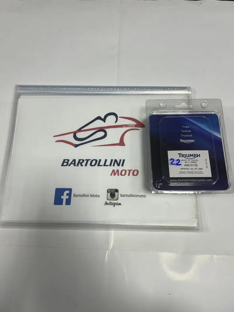 Kit tappo olio in ergal rosso per Triumph (2)
