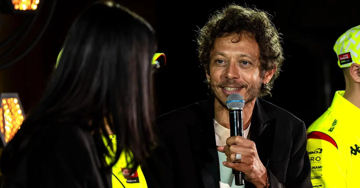 MotoGP 2026. Valentino Rossi a 360 gradi: "Ecco perch&eacute; ho cambiato campionato con le auto". E sulla MotoGP: "So gi&agrave; i nostri piloti per il 2027. E mi fido di Ducati" [VIDEO]