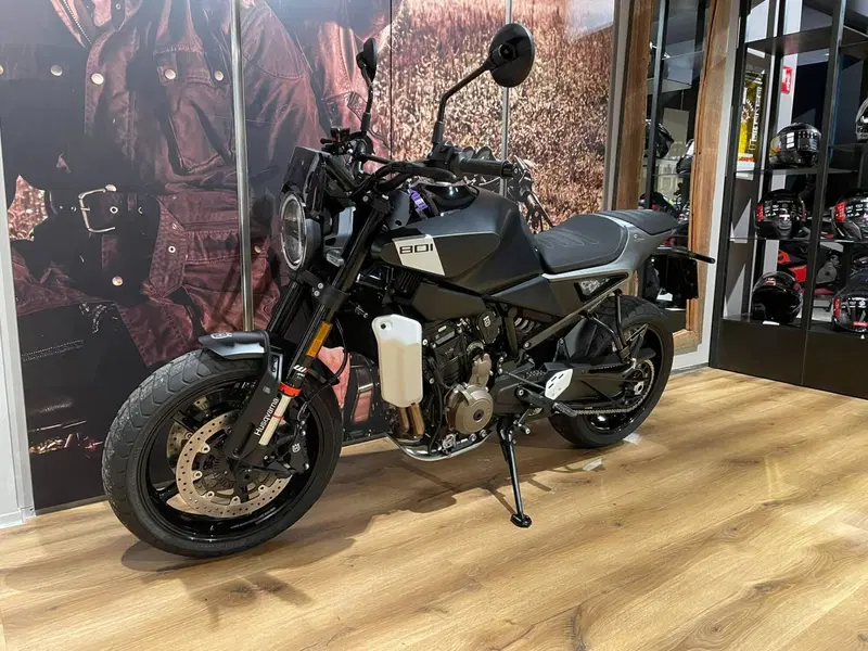 Husqvarna Svartpilen 801 (2024 - 26) (2)