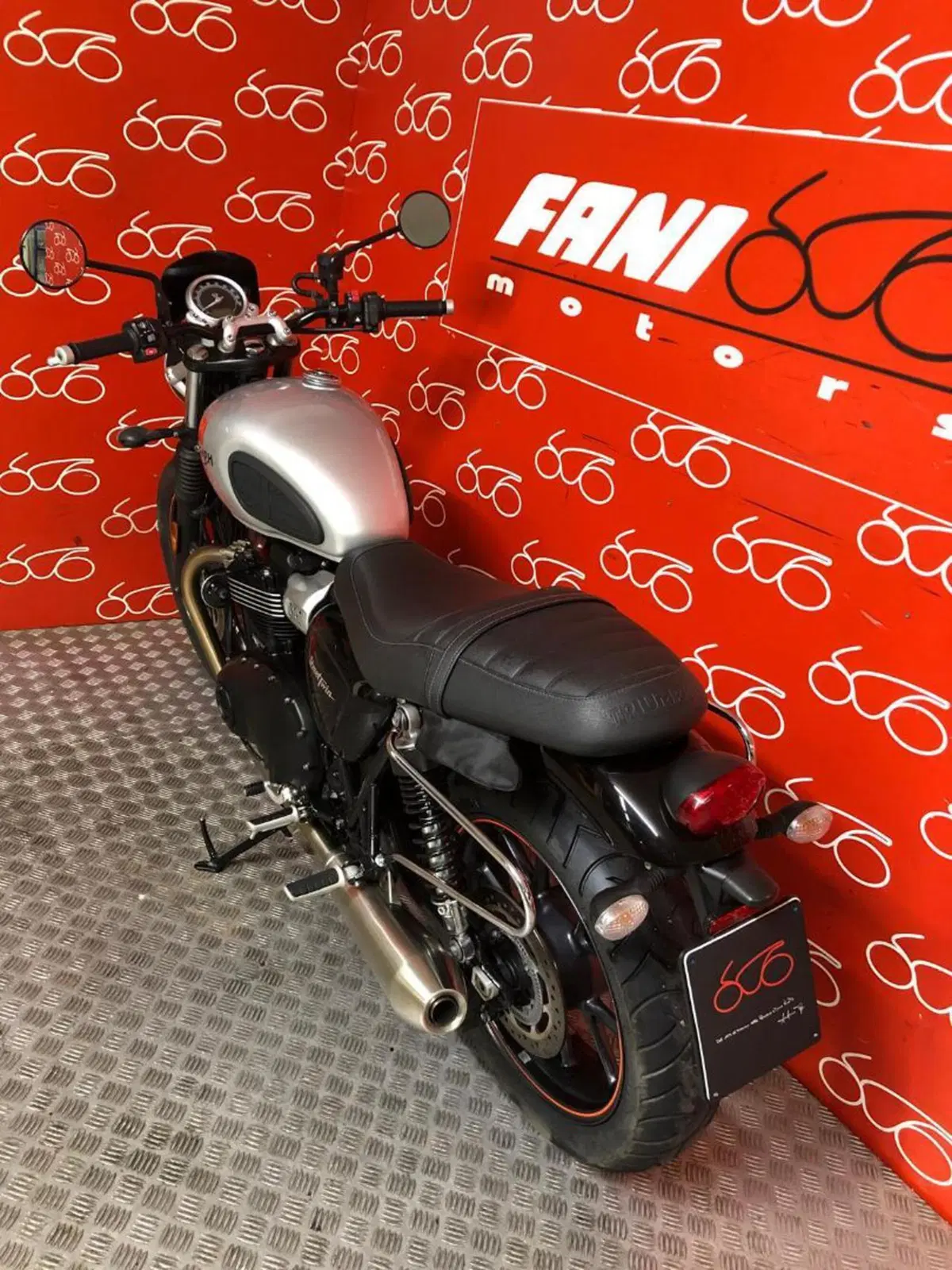 Triumph Street Twin 900 (2016) (4)
