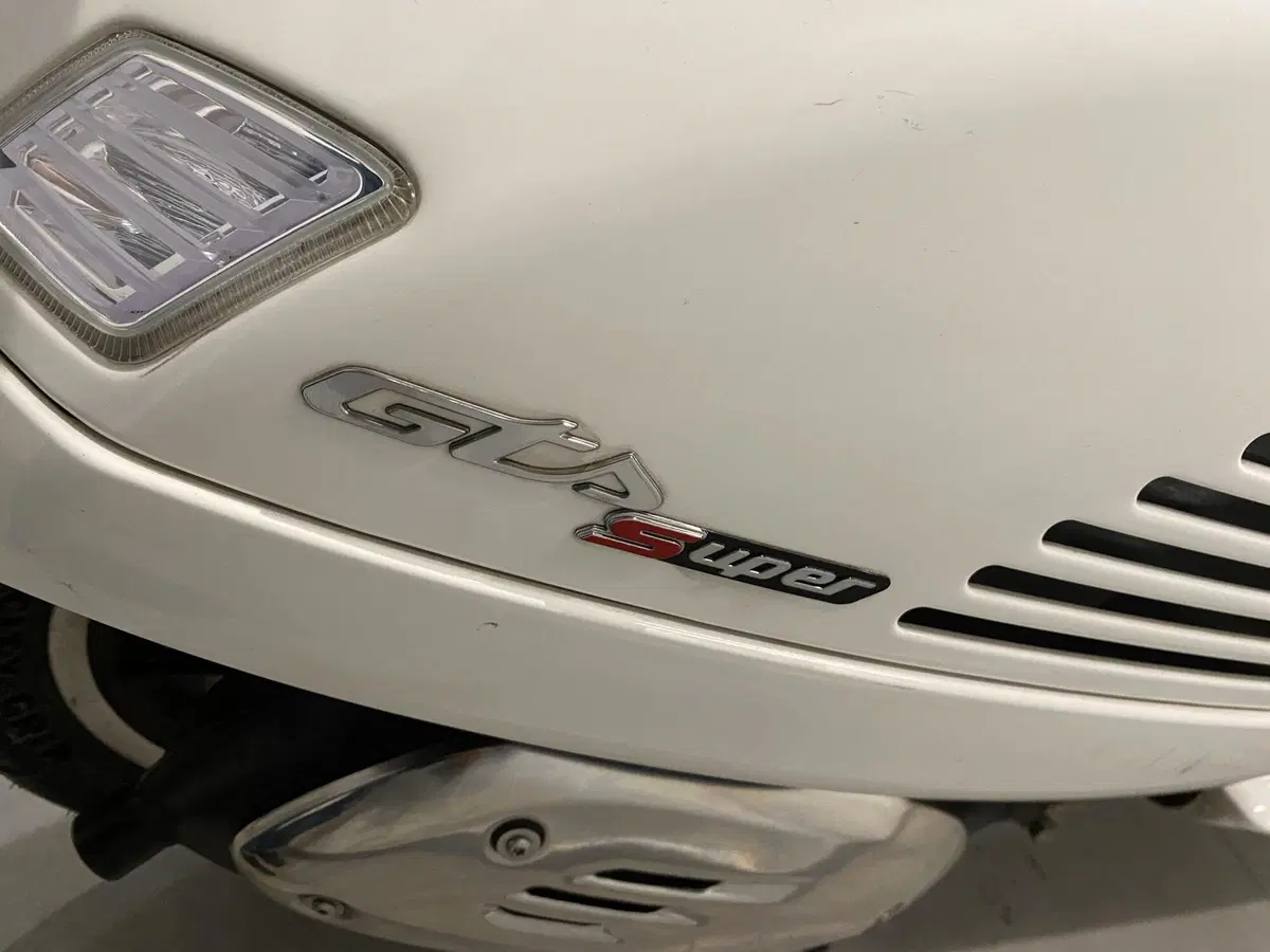 Vespa GTS 300 Super (2023 - 24) (2)