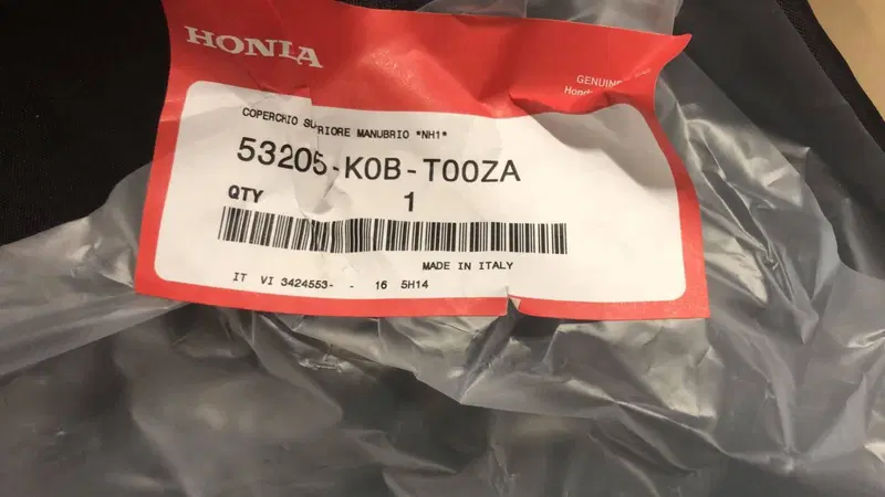 COPERCHIO INFERIORE MANUBRIO PER HONDA FORZA 350. (2)