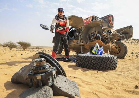 Dakar 2026. T11. Brabec y Benavides, a paso de tortuga: se batirán en duelo más arriba. Coches: Lategan se desploma, Al Attiyah controla [VÍDEO]