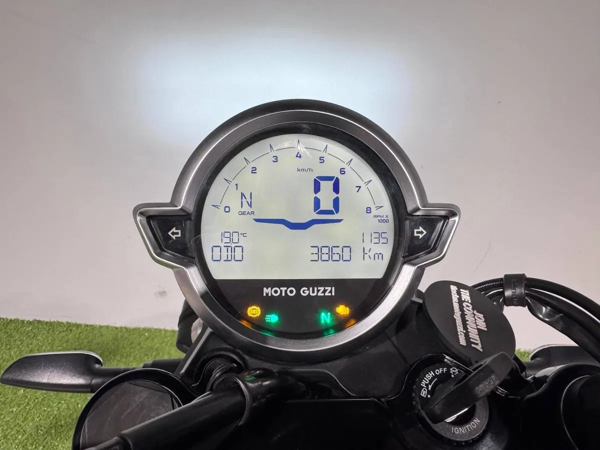 Moto Guzzi V7 Stone (2025 - 26) (8)
