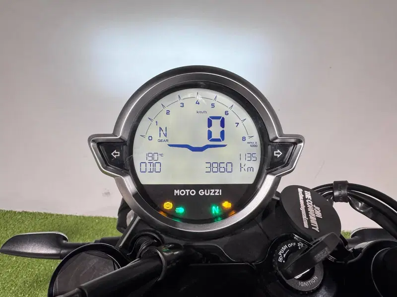 Moto Guzzi V7 Stone (2025 - 26) (8)