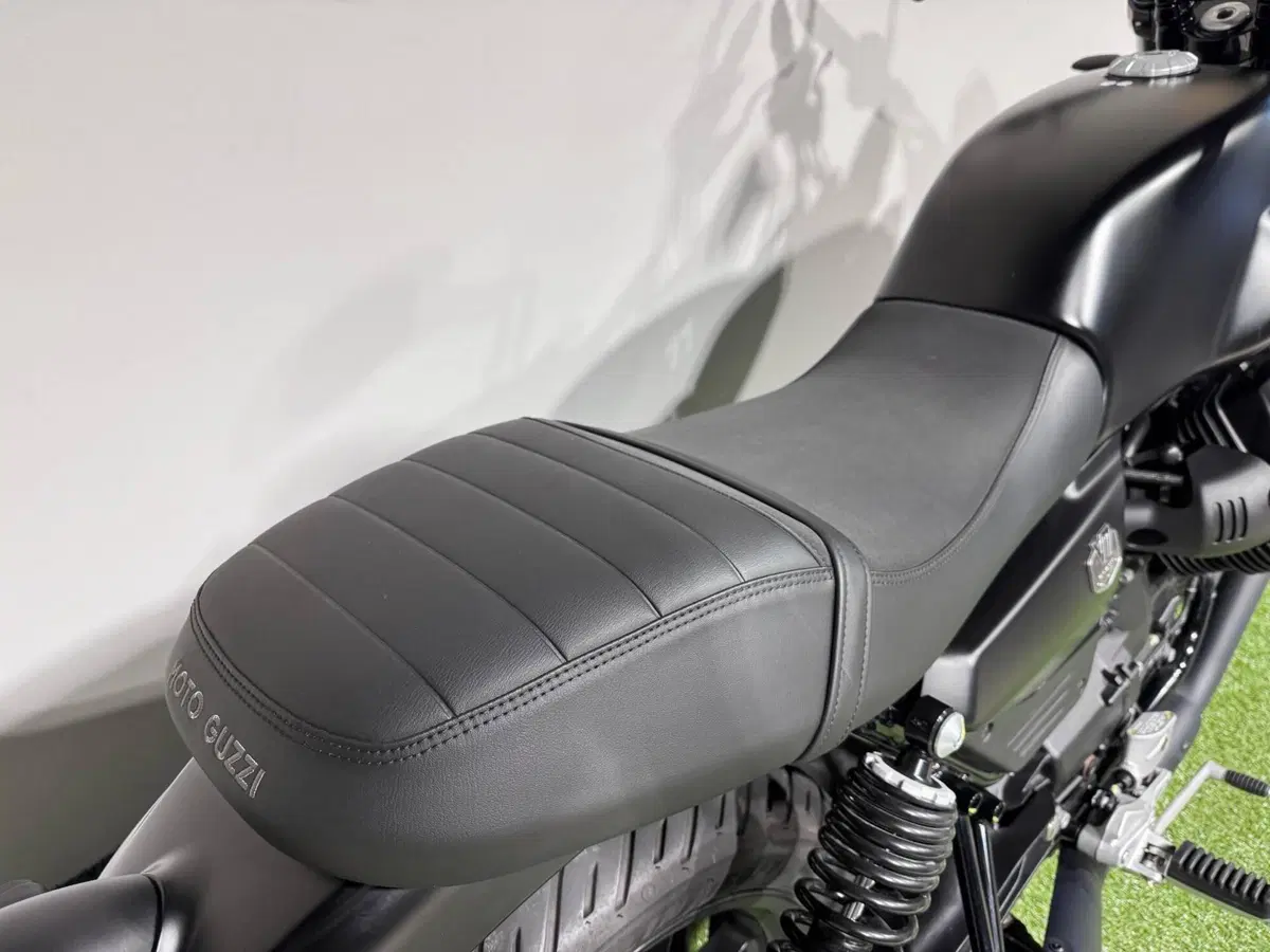 Moto Guzzi V7 Stone (2025 - 26) (6)
