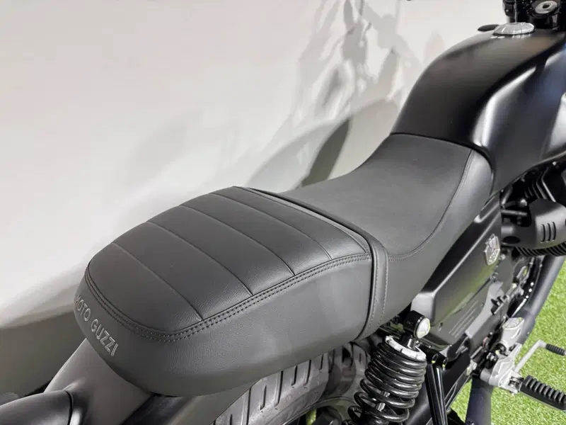Moto Guzzi V7 Stone (2025 - 26) (6)