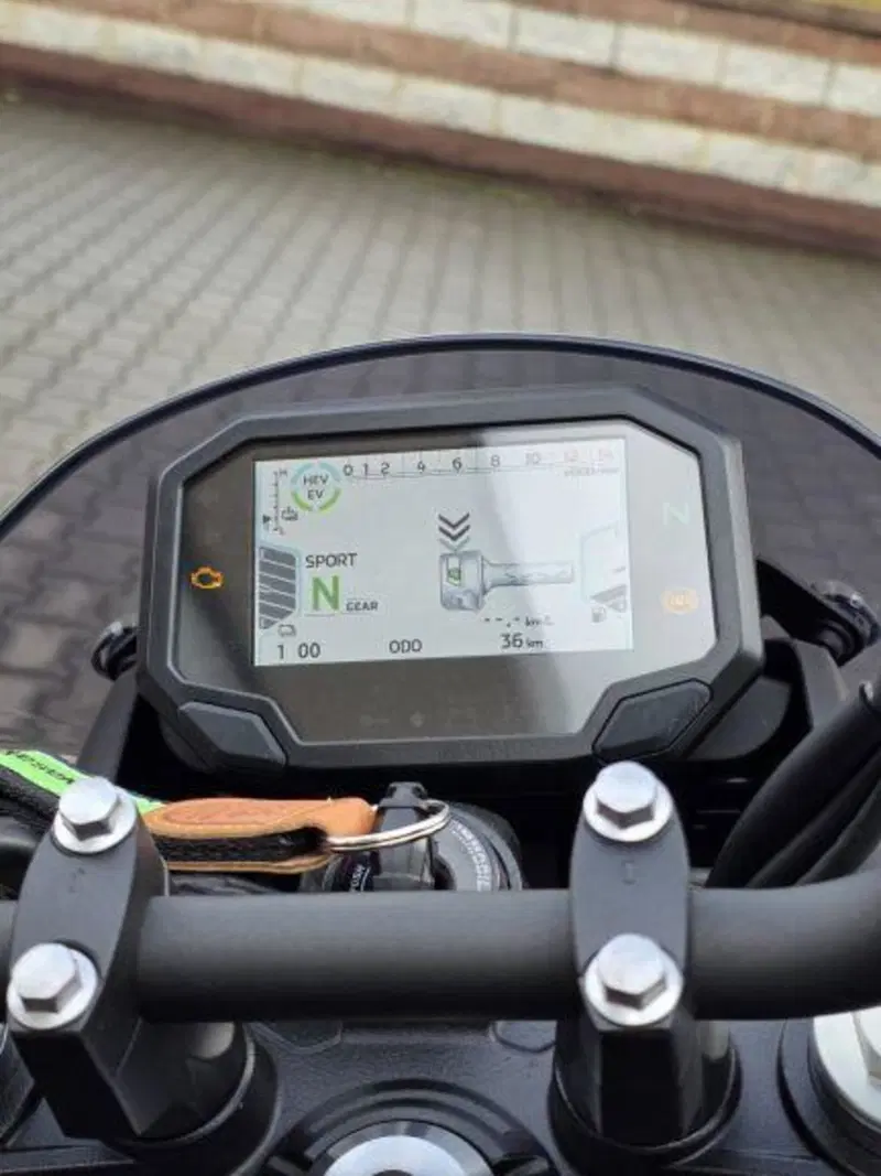 Kawasaki Z7 Hybrid (2024 - 26) (7)