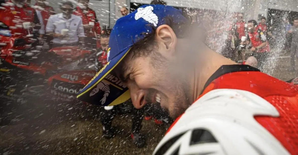 MotoGP 2026. Pecco Bagnaia a cuore aperto: "Mi sono sentito un outsider. Ho vissuto la 'gabbia dei matti'. Marquez? Il rapporto &egrave; ottimo" [VIDEO]