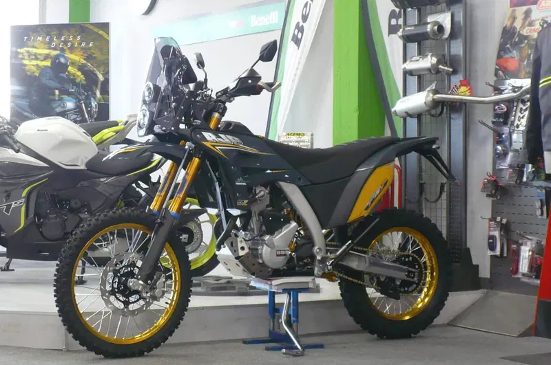 AJP PR7 650 Adventure Gold Edition (2025 - 26) (4)