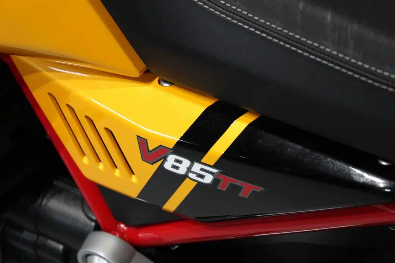Moto Guzzi V85 TT (2021 - 23) (7)