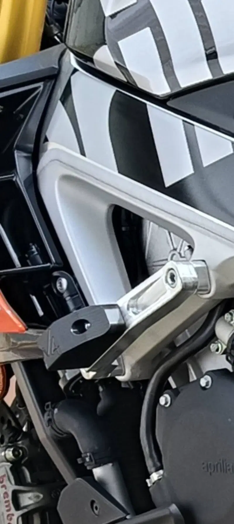 Aprilia Tuono V4 Factory (2021 - 24) (11)