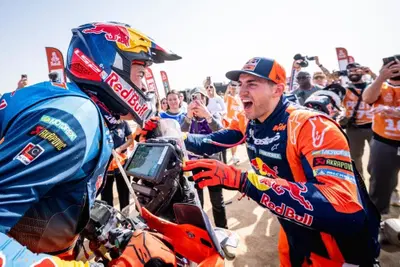 Dakar 2026. Finale. MICIDIALE COLPO DI SCENA! E i vincitori sono: Luciano Benavides, KTM; Nasser Al Attiyah e Fabian Lurquin, Dacia [VIDEO]