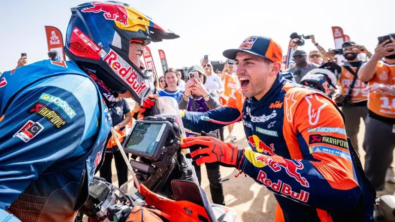 Dakar 2026. Finale. MICIDIALE COLPO DI SCENA! E i vincitori sono: Luciano Benavides, KTM; Nasser Al Attiyah e Fabian Lurquin, Dacia [VIDEO]