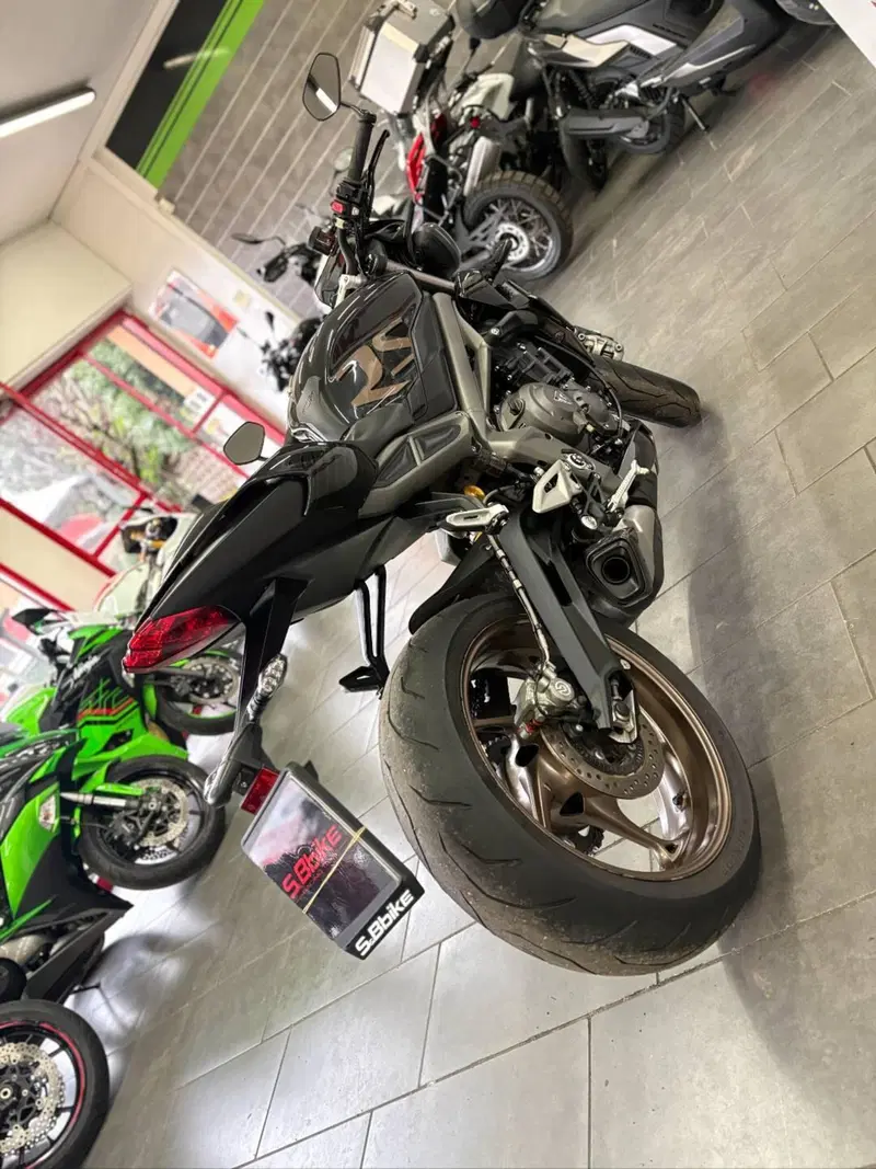 Triumph Street Triple 765 RS (2023 - 26) (2)