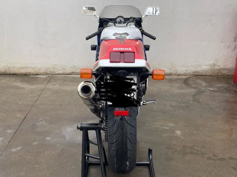 Honda VFR 750 R RC30 (3)