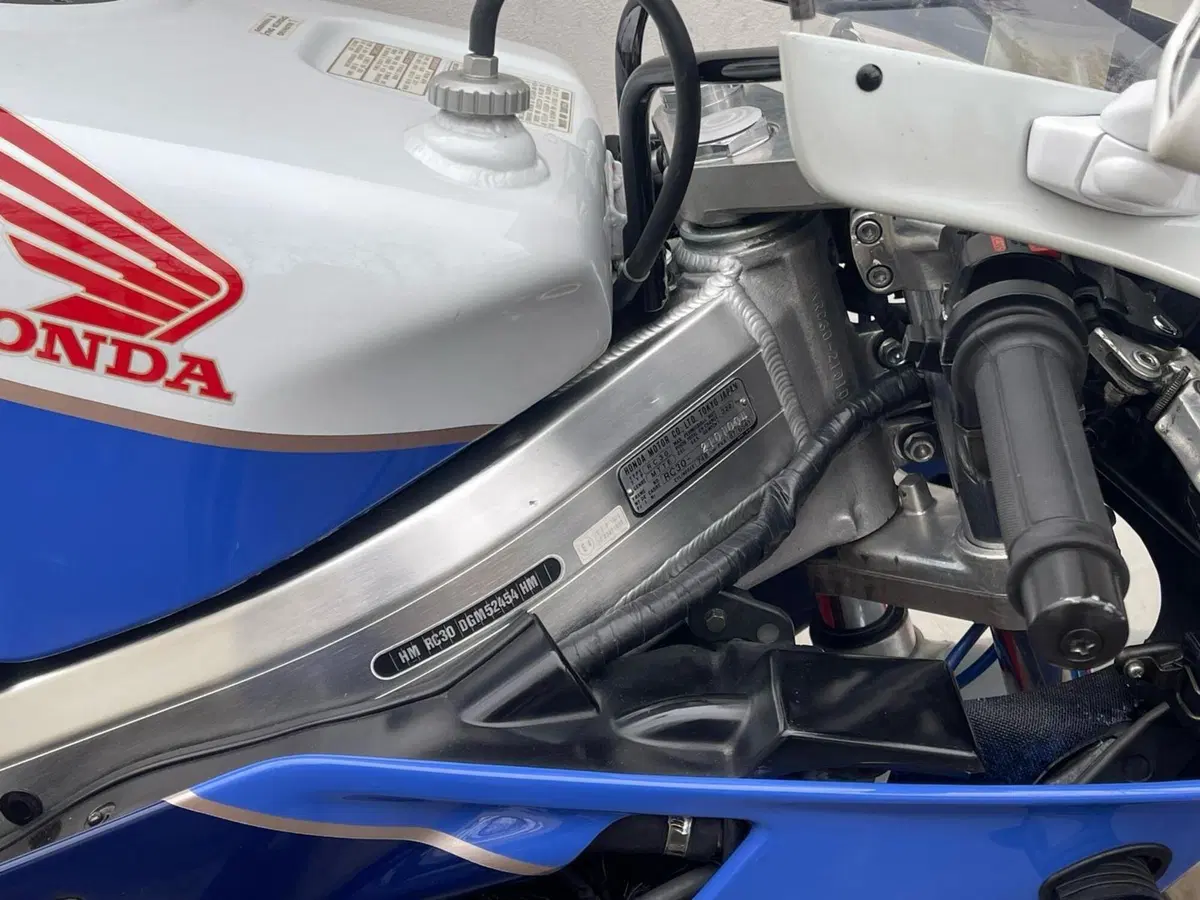 Honda VFR 750 R RC30 (5)