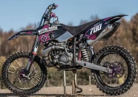 Un 700cc a 2 tempi da 80 cavalli per fare motocross. Forse è troppo? Ecco la Megalodon 700