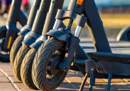 Napoli, donna ferita da un monopattino lanciato dall’alto, due minorenni denunciati