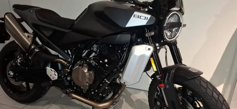 Husqvarna Svartpilen 801 L (2025 - 26) (3)