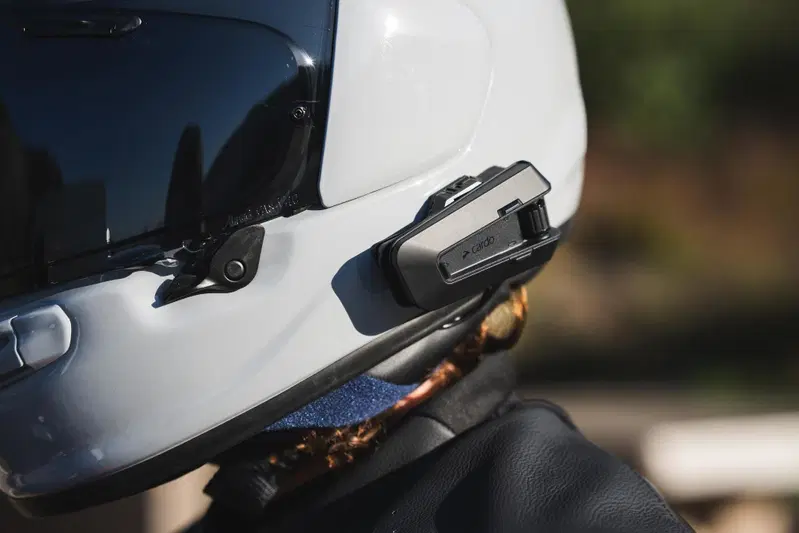 Il Cardo Packtalk Pro, uno dei pochi ad avere la chiamata di emergenza