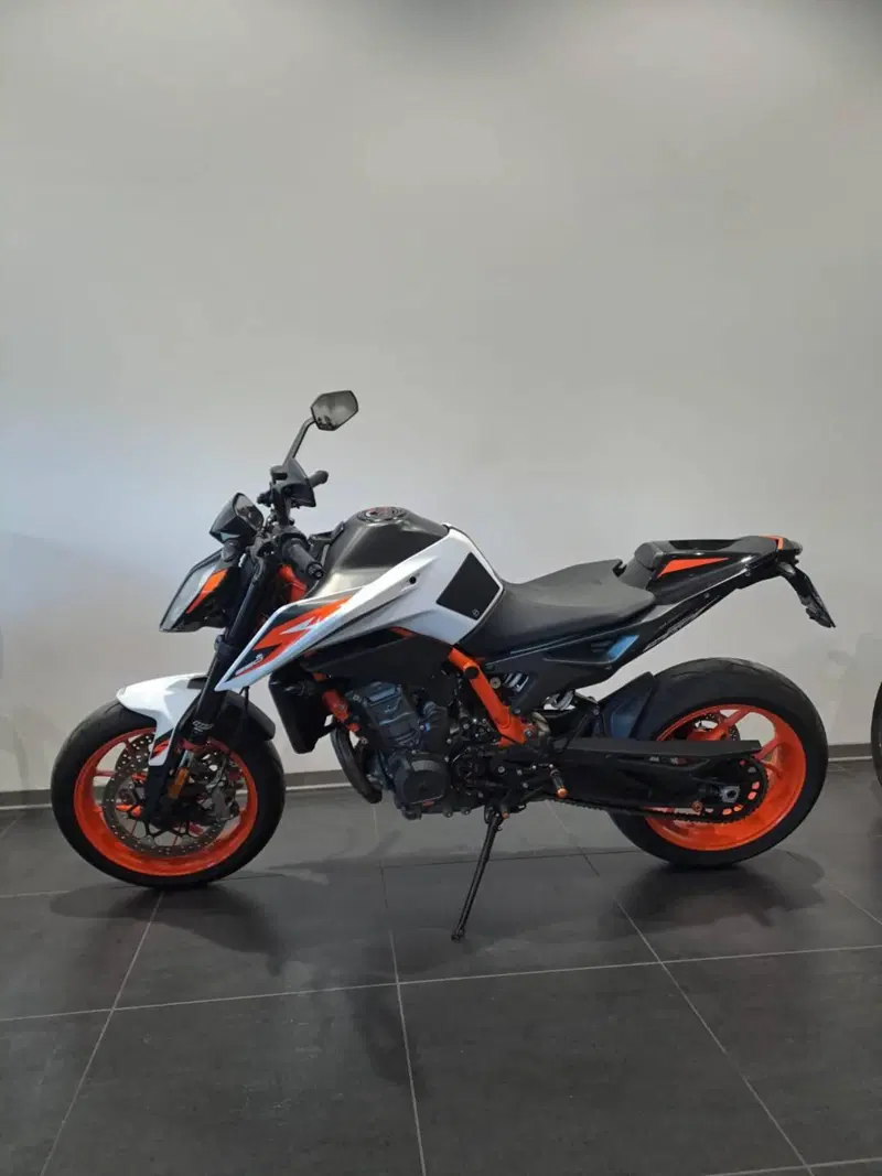 KTM 890 Duke R (2021) (14)