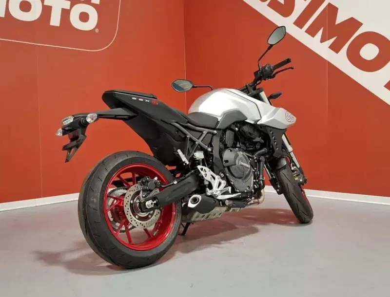Suzuki GSX-8S (2025 - 26) (2)