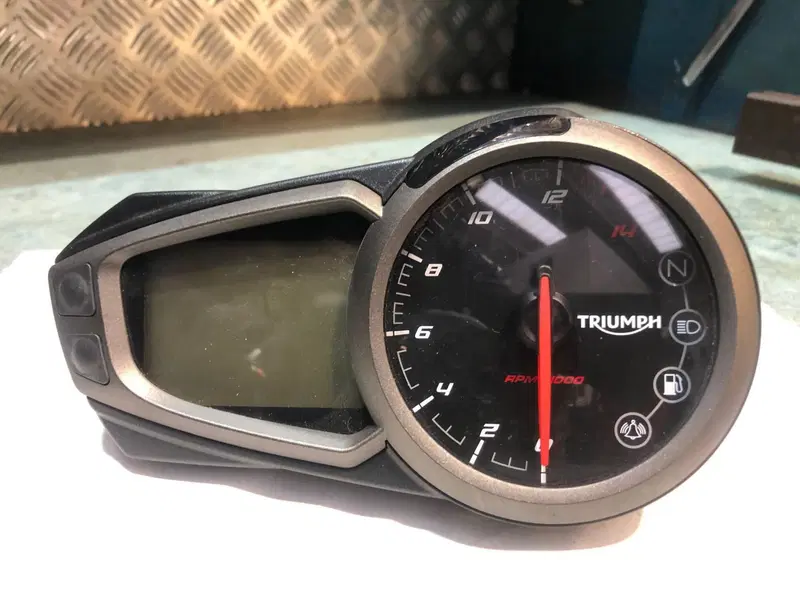 STRUMENTO TRIUMPH STREET TRIPLE 765 ANNO 2020