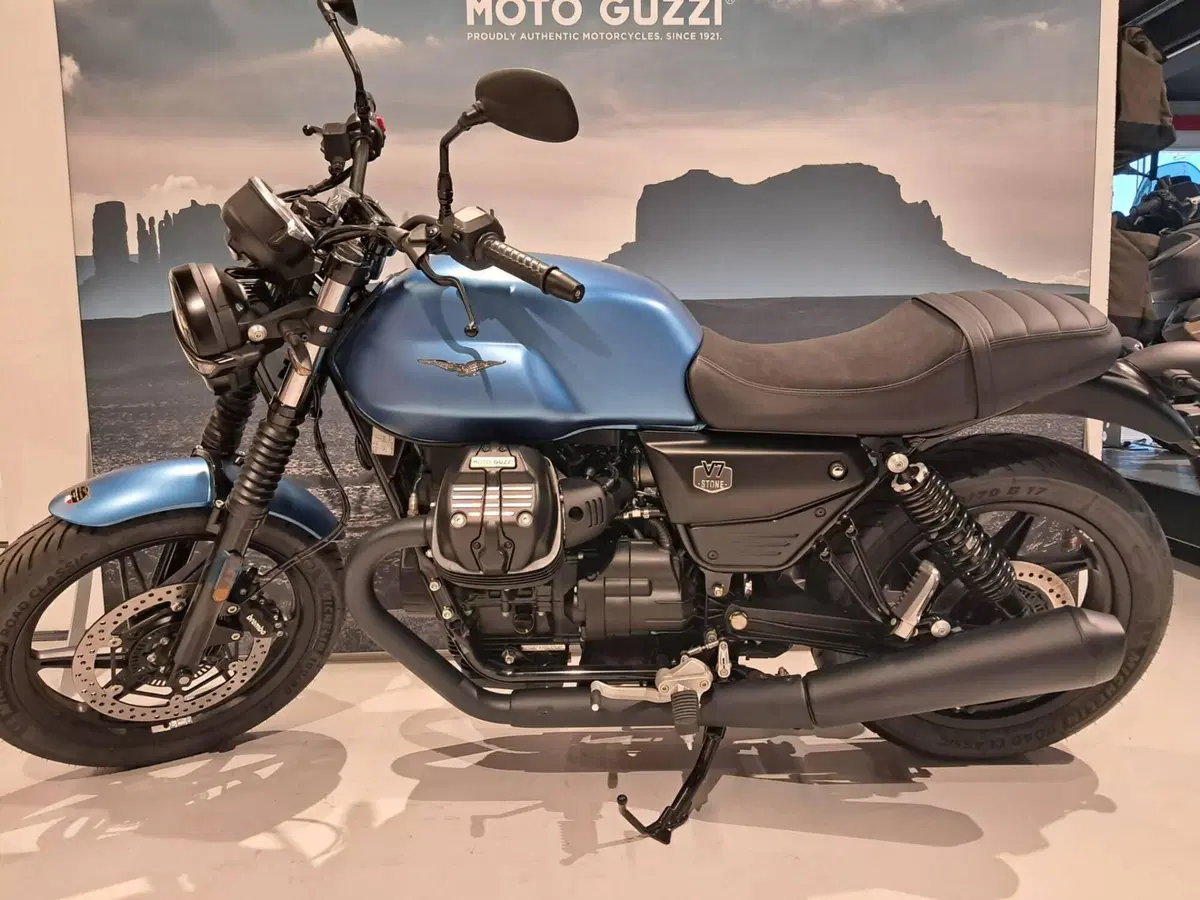 Moto Guzzi V7 Stone (2025 - 26)
